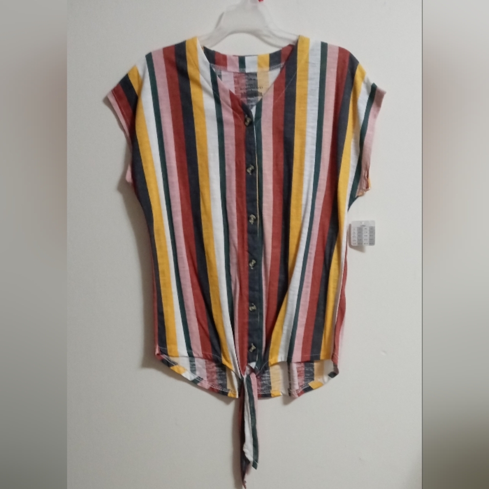 NWOT BOBBIE Brooks multi color top size medium button down clouser